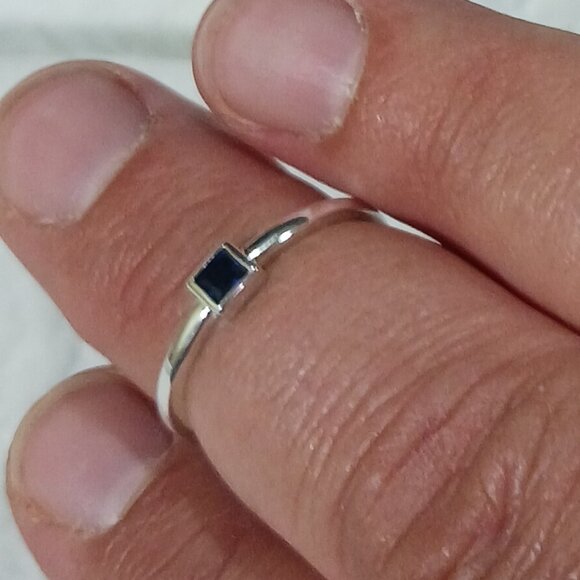 NWOT Dainty Stackable Sterling Silver Cube Blue Sapphire Ring Size 8 - Picture 4 of 16